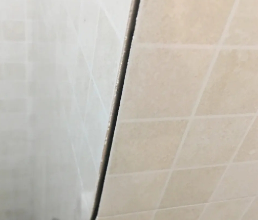 鼓楼瓷砖空鼓维修公司分享阳台瓷砖脱落的修复过程可以分为以下几个步骤
