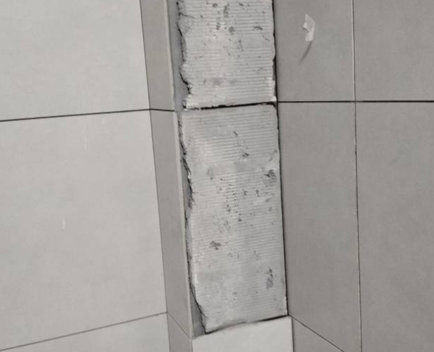 鼓楼瓷砖空鼓维修公司分享下瓷砖施工前基层浇水润湿程度不足，可能导致以下问题